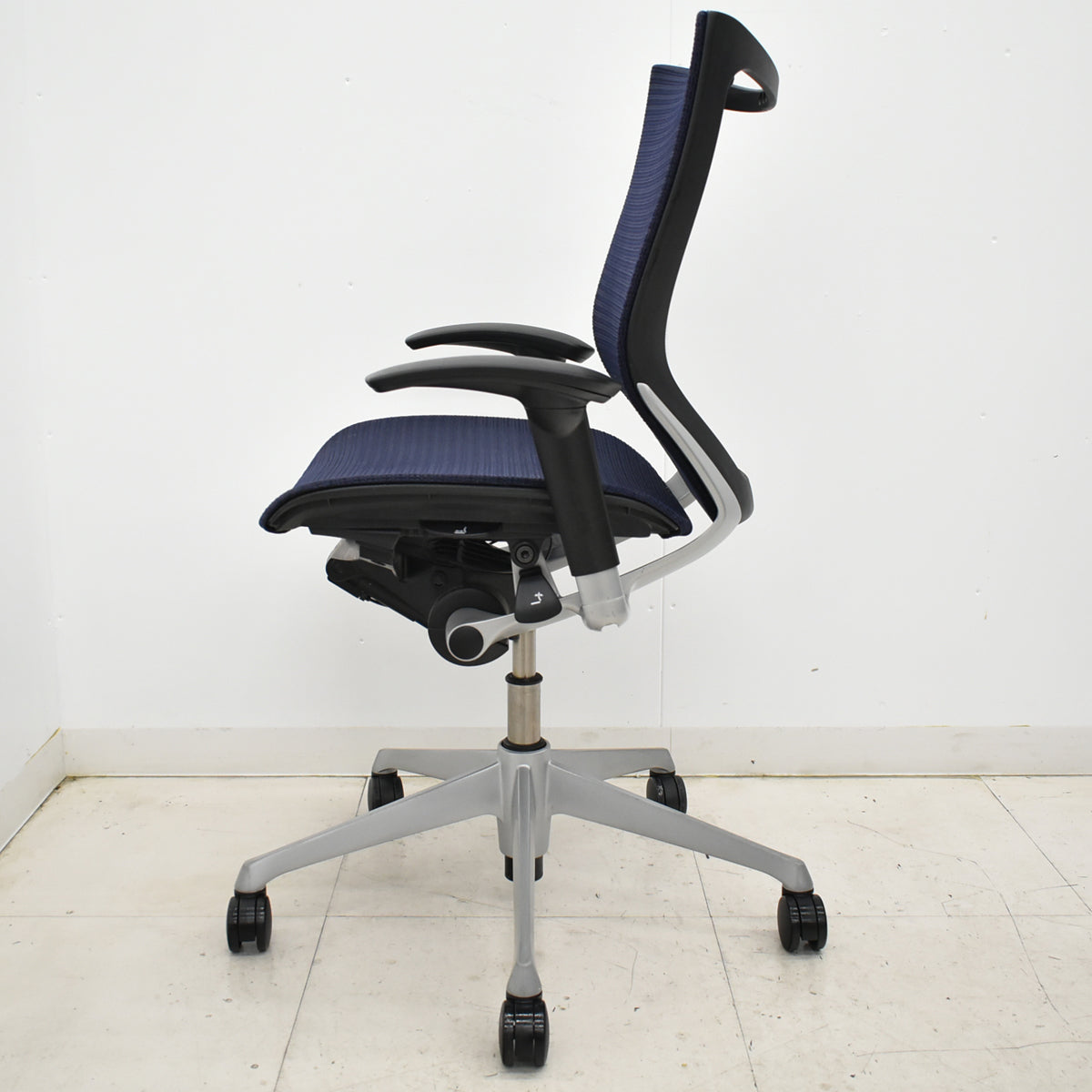 【中古】オカムラ　バロン　ローバック　可動肘　シルバー脚　肘パッド新品 2025091605【中古オフィス家具】