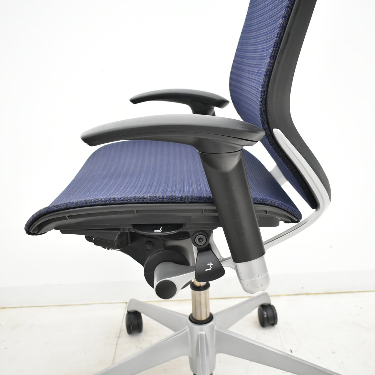 【中古】オカムラ　バロン　ローバック　可動肘　シルバー脚　肘パッド新品 2025091605【中古オフィス家具】