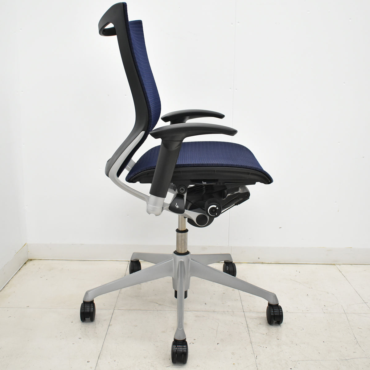 【中古】オカムラ　バロン　ローバック　可動肘　シルバー脚　肘パッド新品 2025091605【中古オフィス家具】