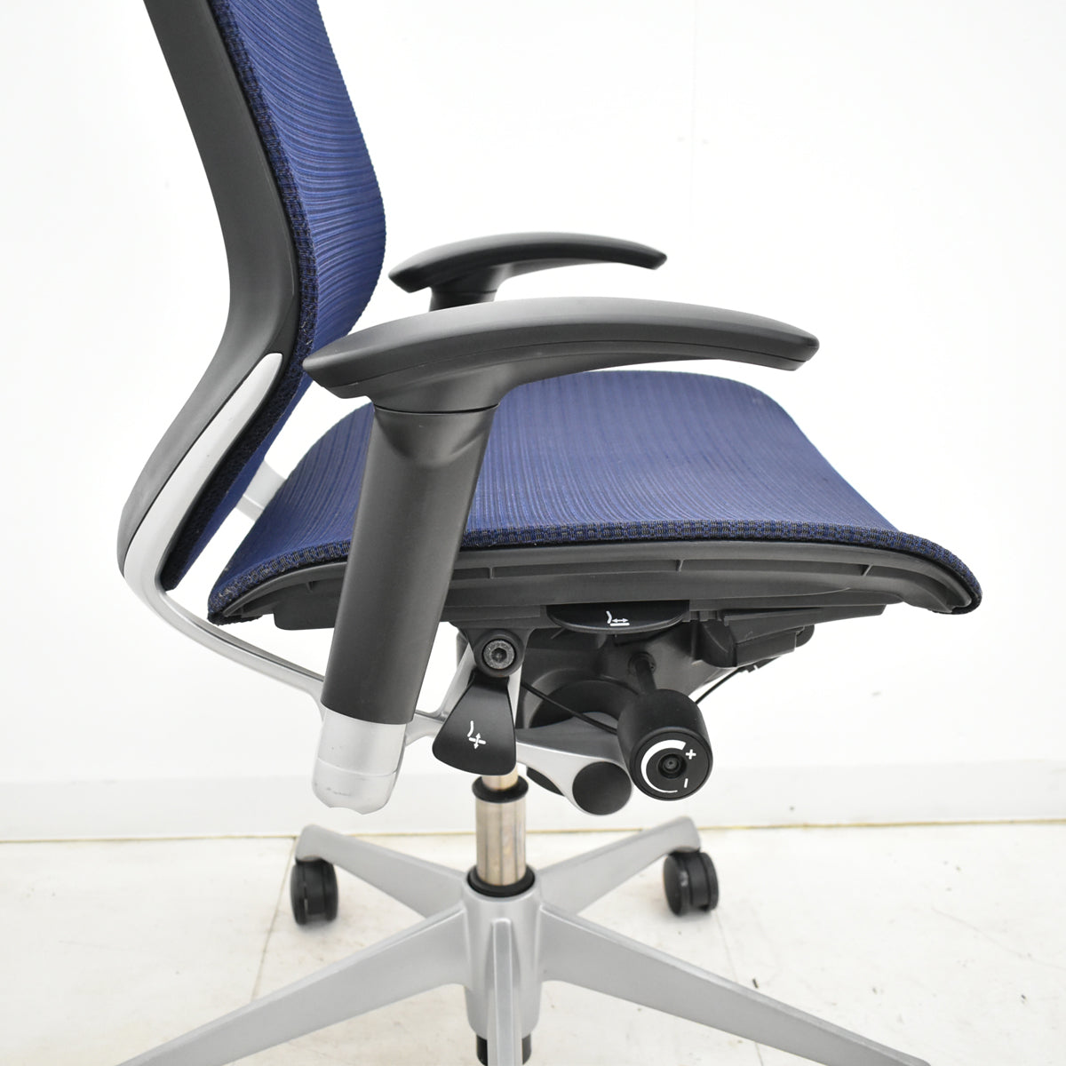 【中古】オカムラ　バロン　ローバック　可動肘　シルバー脚　肘パッド新品 2025091605【中古オフィス家具】