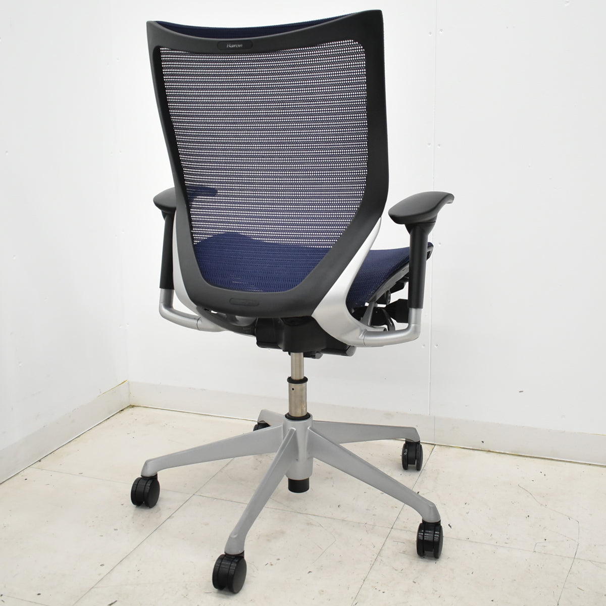 【中古】オカムラ　バロン　ローバック　可動肘　シルバー脚　肘パッド新品 2025091605【中古オフィス家具】