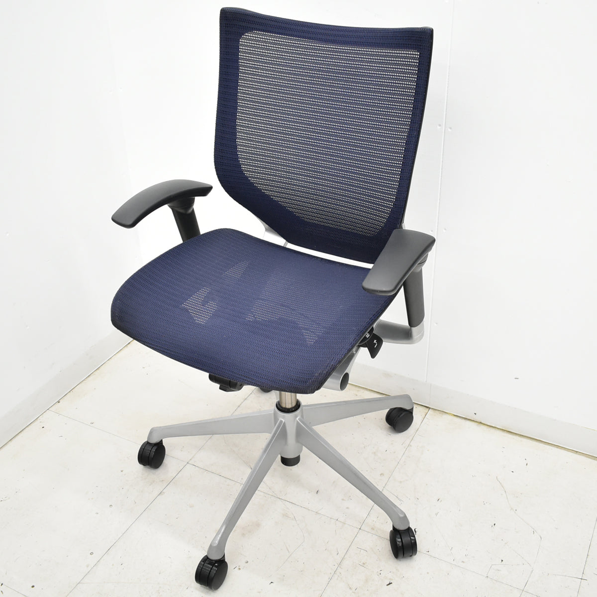 【中古】オカムラ　バロン　ローバック　可動肘　シルバー脚　肘パッド新品　2025091701【中古オフィス家具】