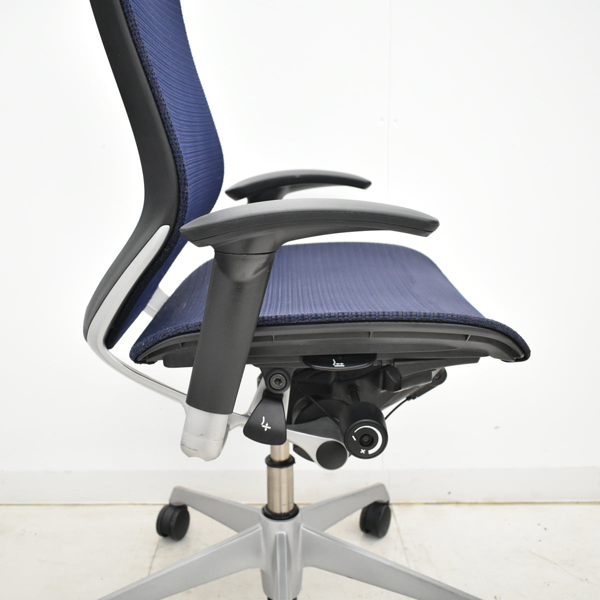 【中古】オカムラ　バロン　ローバック　可動肘　シルバー脚　肘パッド新品　2025091701【中古オフィス家具】
