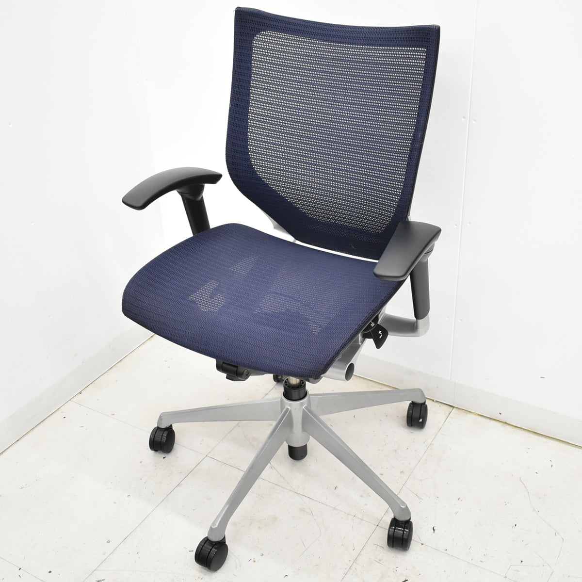 【中古】オカムラ　バロン　ローバック　可動肘　シルバー脚　肘パッド新品　2025091702【中古オフィス家具】
