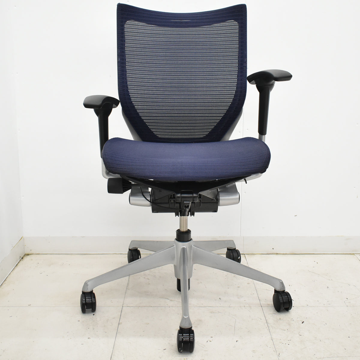 【中古】オカムラ　バロン　ローバック　可動肘　シルバー脚　肘パッド新品　2025091702【中古オフィス家具】