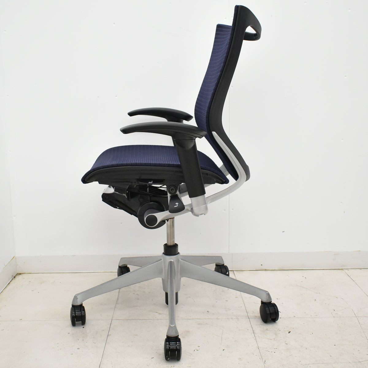 【中古】オカムラ　バロン　ローバック　可動肘　シルバー脚　肘パッド新品　2025091702【中古オフィス家具】