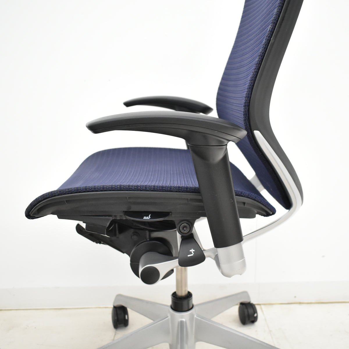【中古】オカムラ　バロン　ローバック　可動肘　シルバー脚　肘パッド新品　2025091702【中古オフィス家具】