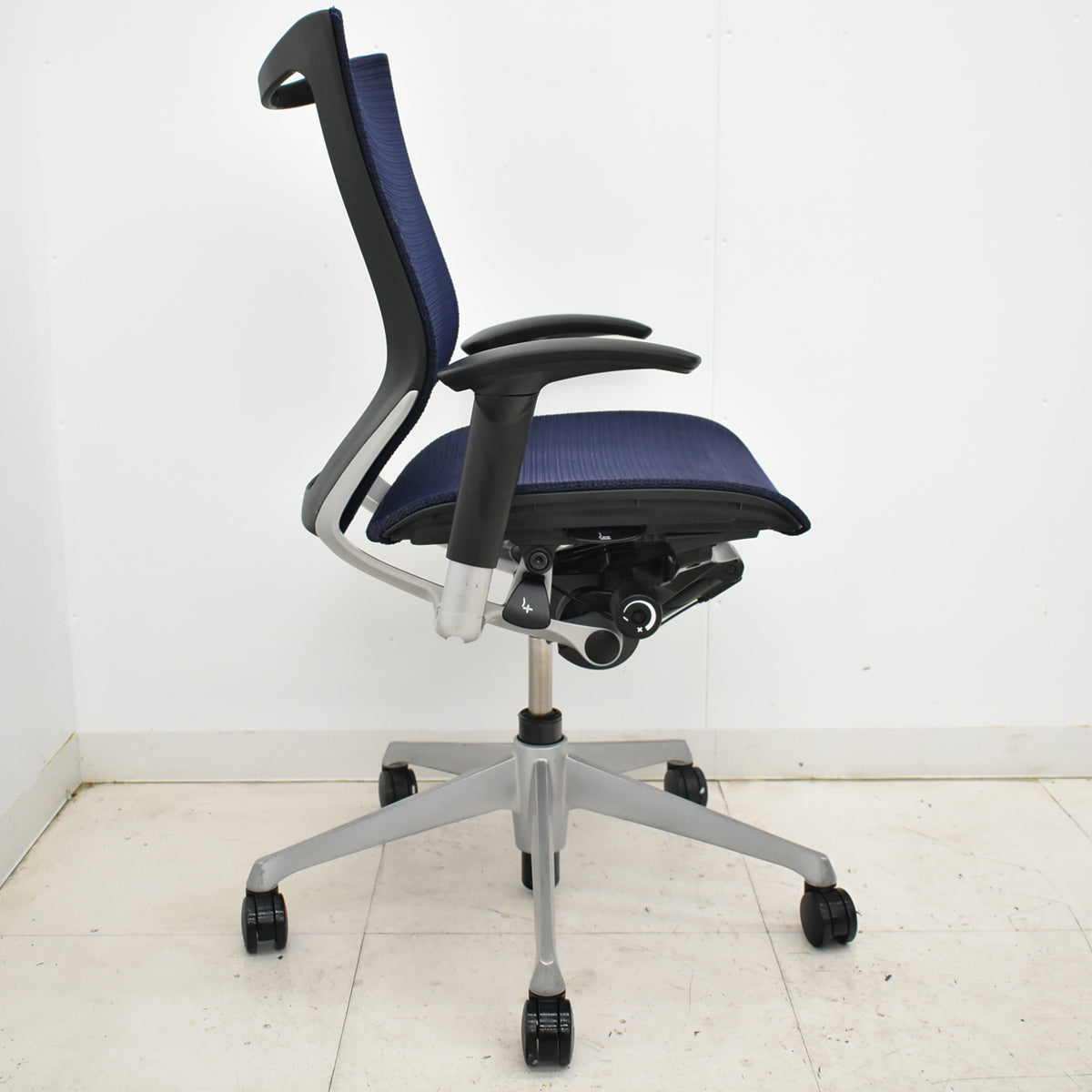 【中古】オカムラ　バロン　ローバック　可動肘　シルバー脚　肘パッド新品　2025091702【中古オフィス家具】
