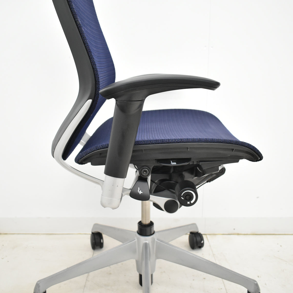 【中古】オカムラ　バロン　ローバック　可動肘　シルバー脚　肘パッド新品　2025091702【中古オフィス家具】