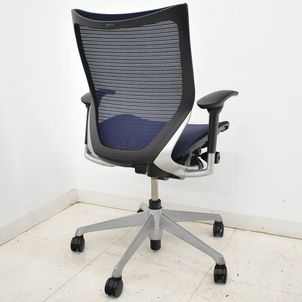 【中古】オカムラ　バロン　ローバック　可動肘　シルバー脚　肘パッド新品　2025091702【中古オフィス家具】