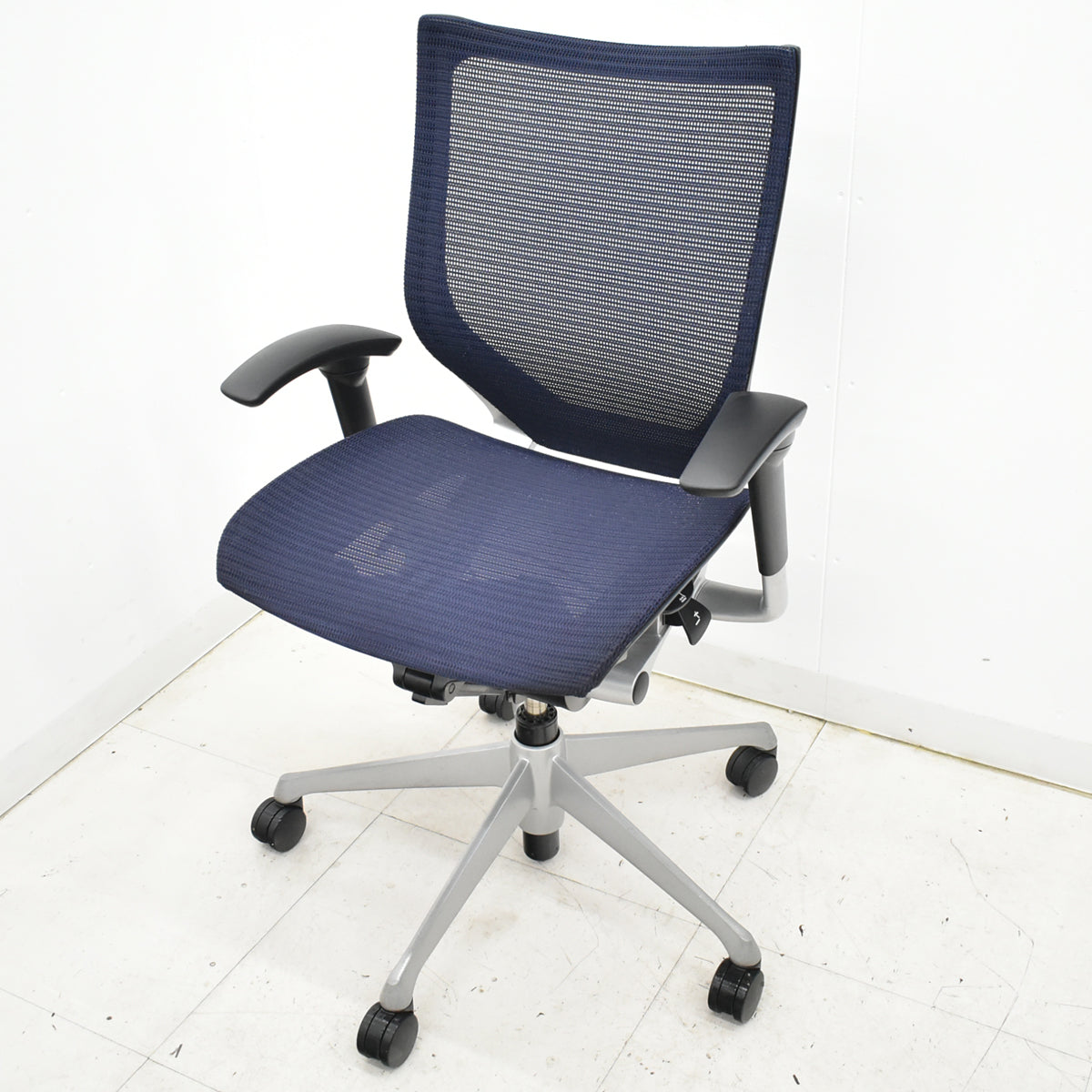 【中古】[難有]オカムラ　バロン　ローバック　可動肘　シルバー脚　肘パッド新品　2025091703【中古オフィス家具】