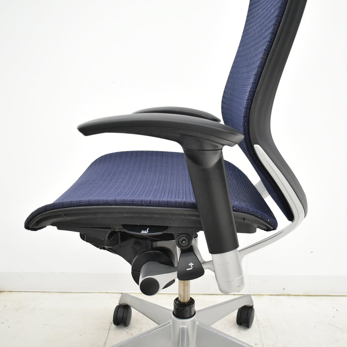【中古】[難有]オカムラ　バロン　ローバック　可動肘　シルバー脚　肘パッド新品　2025091703【中古オフィス家具】