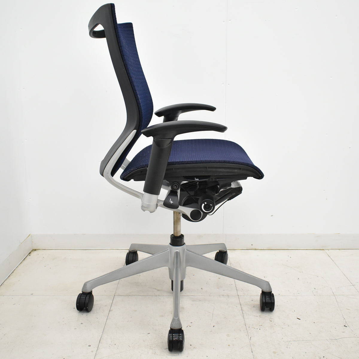 【中古】[難有]オカムラ　バロン　ローバック　可動肘　シルバー脚　肘パッド新品　2025091703【中古オフィス家具】