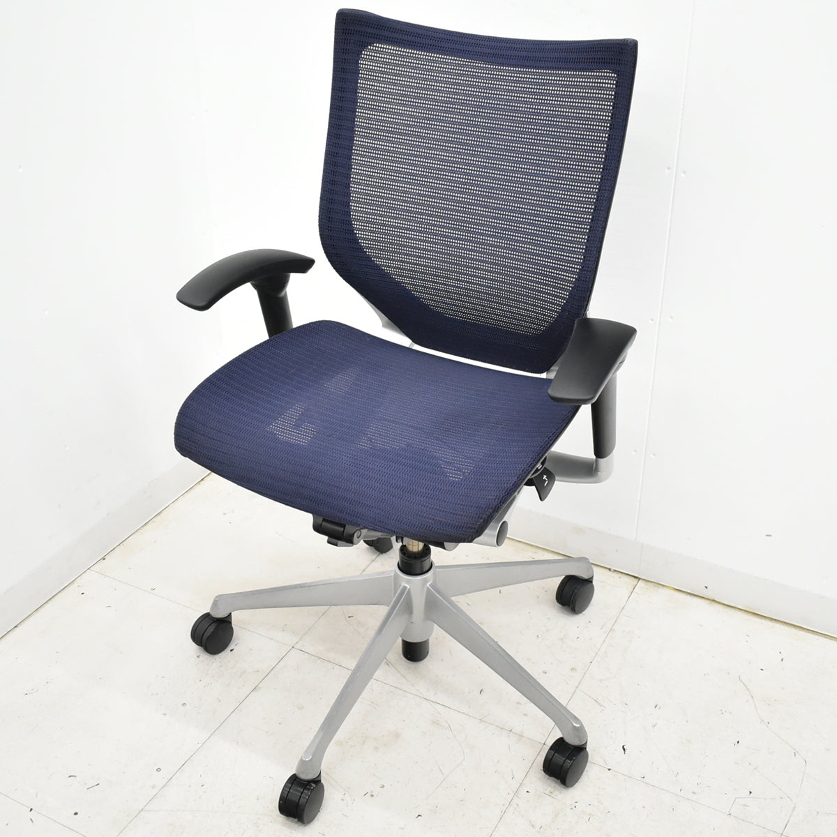 【中古】オカムラ　バロン　ローバック　可動肘　シルバー脚　肘パッド新品　2025091704【中古オフィス家具】