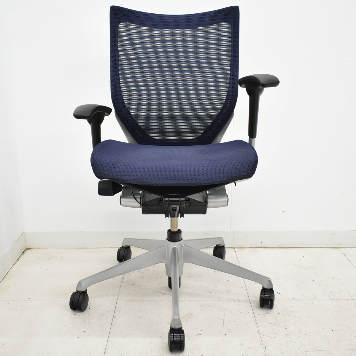 【中古】オカムラ　バロン　ローバック　可動肘　シルバー脚　肘パッド新品　2025091704【中古オフィス家具】