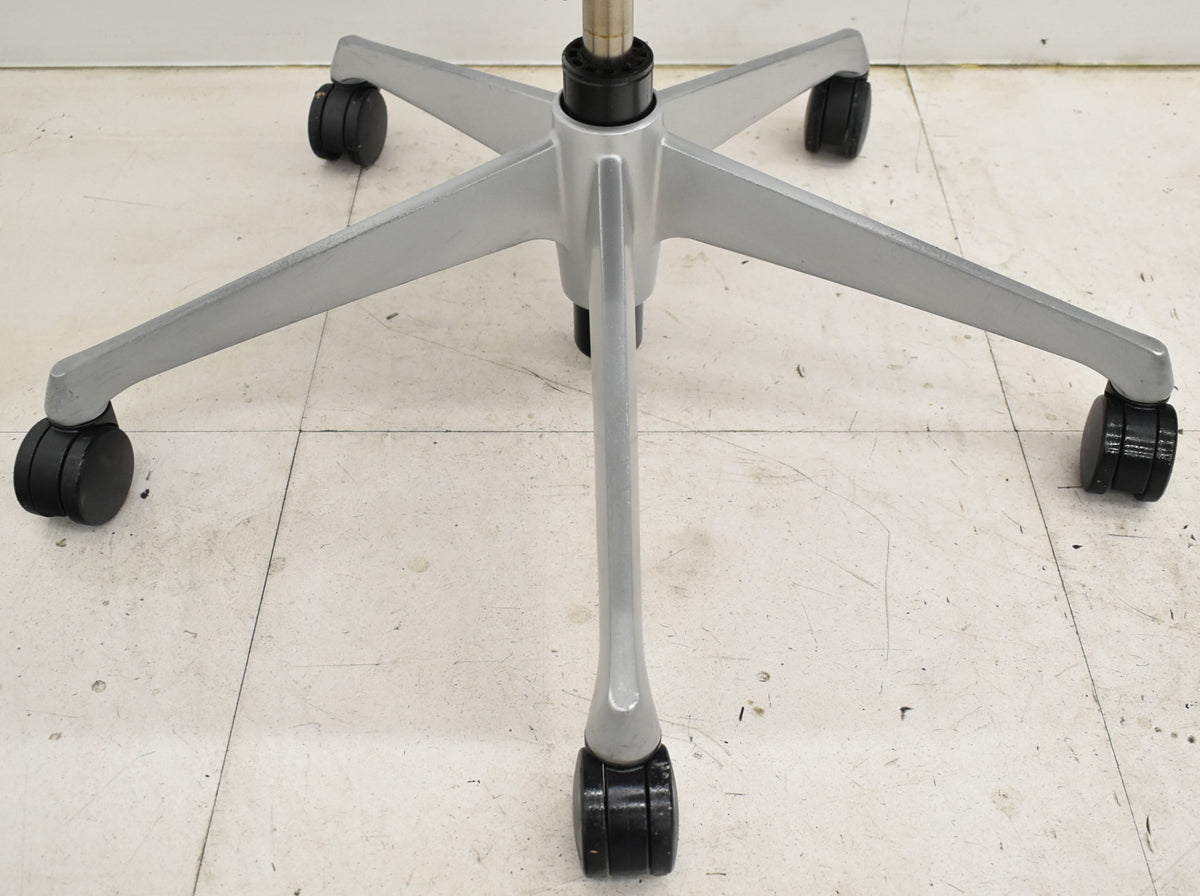 【中古】オカムラ　バロン　ローバック　可動肘　シルバー脚　肘パッド新品　2025091704【中古オフィス家具】