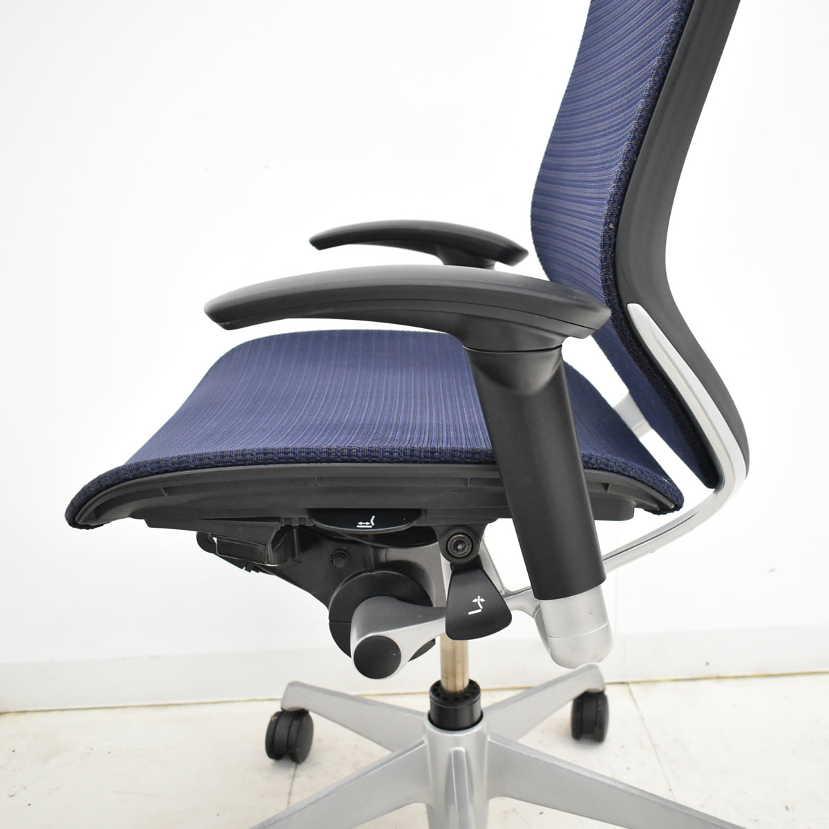 【中古】オカムラ　バロン　ローバック　可動肘　シルバー脚　肘パッド新品　2025091704【中古オフィス家具】
