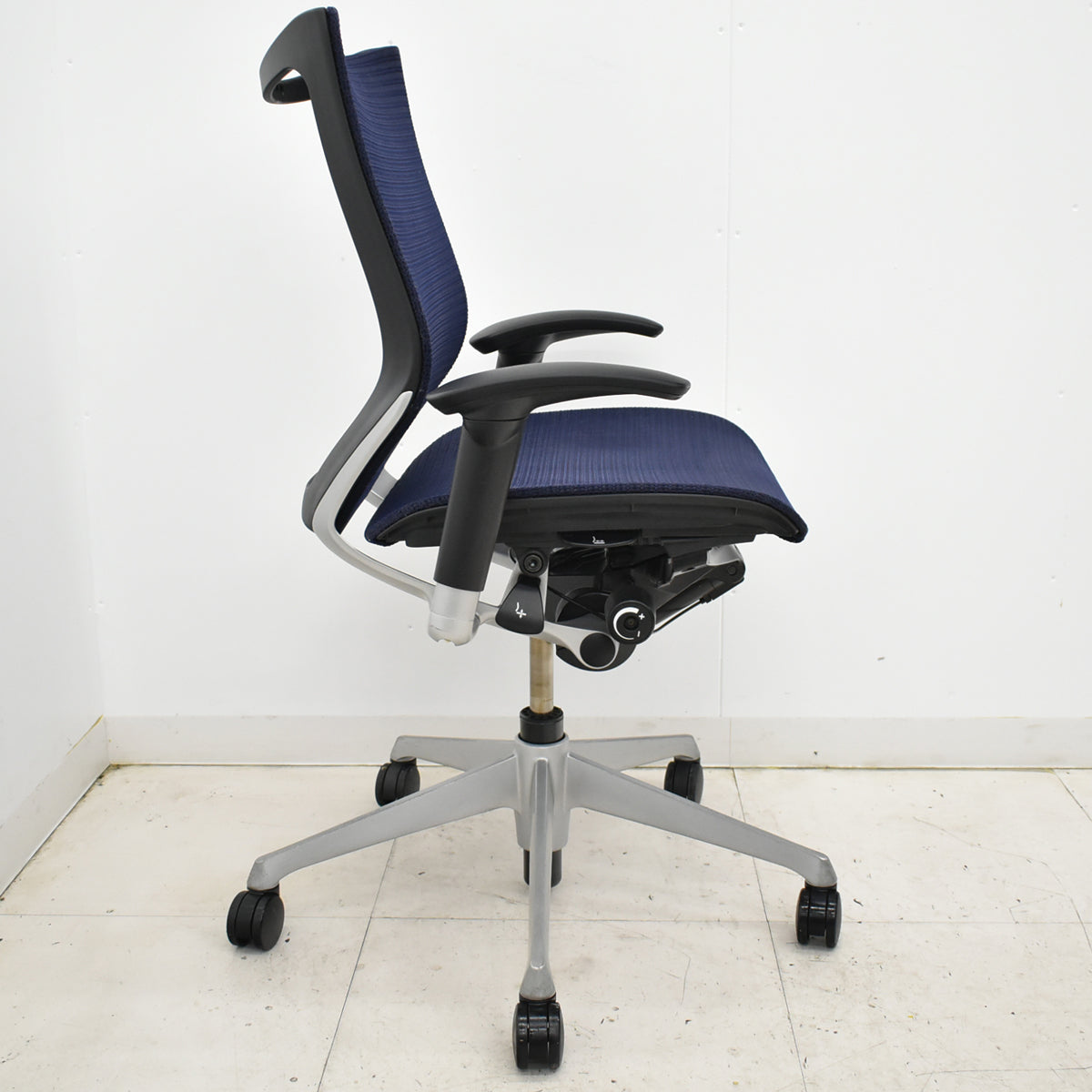 【中古】オカムラ　バロン　ローバック　可動肘　シルバー脚　肘パッド新品　2025091704【中古オフィス家具】