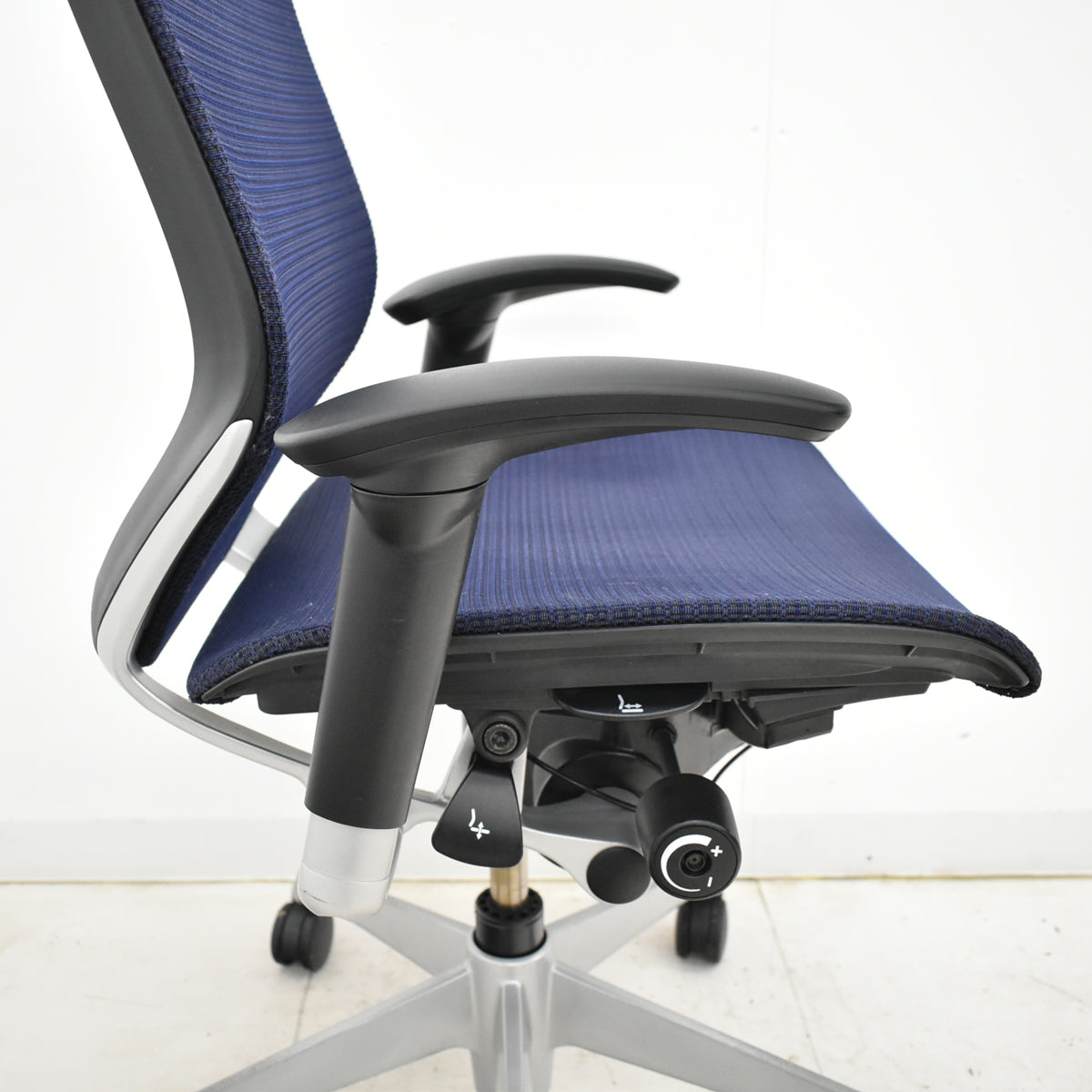 【中古】オカムラ　バロン　ローバック　可動肘　シルバー脚　肘パッド新品　2025091704【中古オフィス家具】