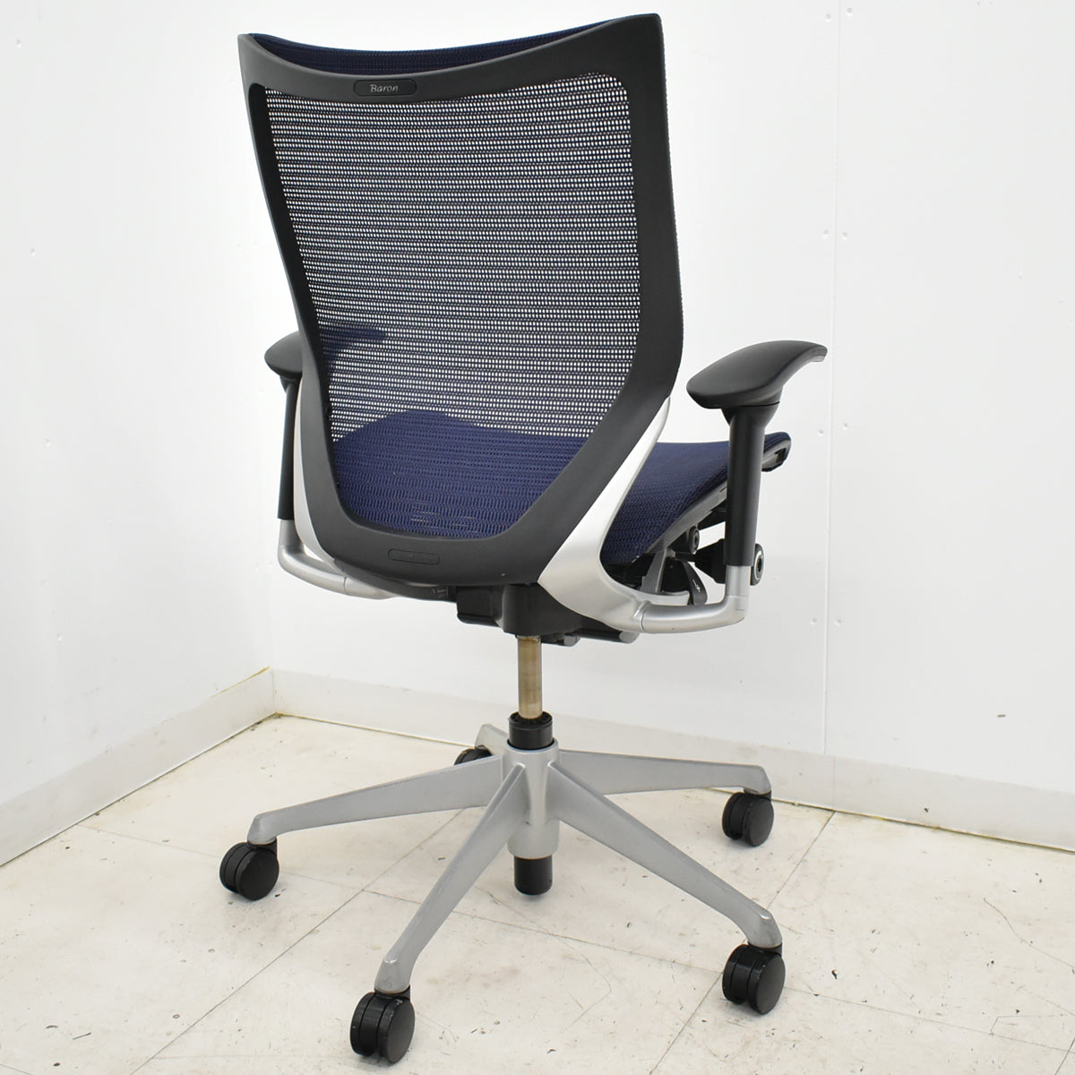 【中古】オカムラ　バロン　ローバック　可動肘　シルバー脚　肘パッド新品　2025091704【中古オフィス家具】