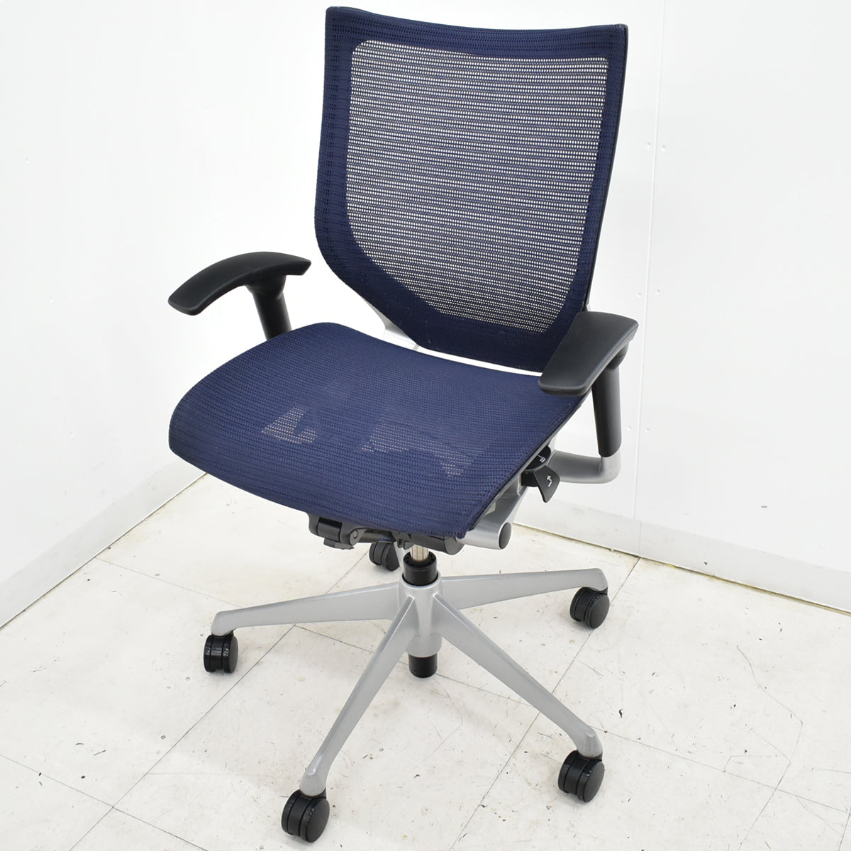 【中古】オカムラ　バロン　ローバック　可動肘　シルバー脚　肘パッド新品　ダークブルー　2025092201【中古オフィス家具】