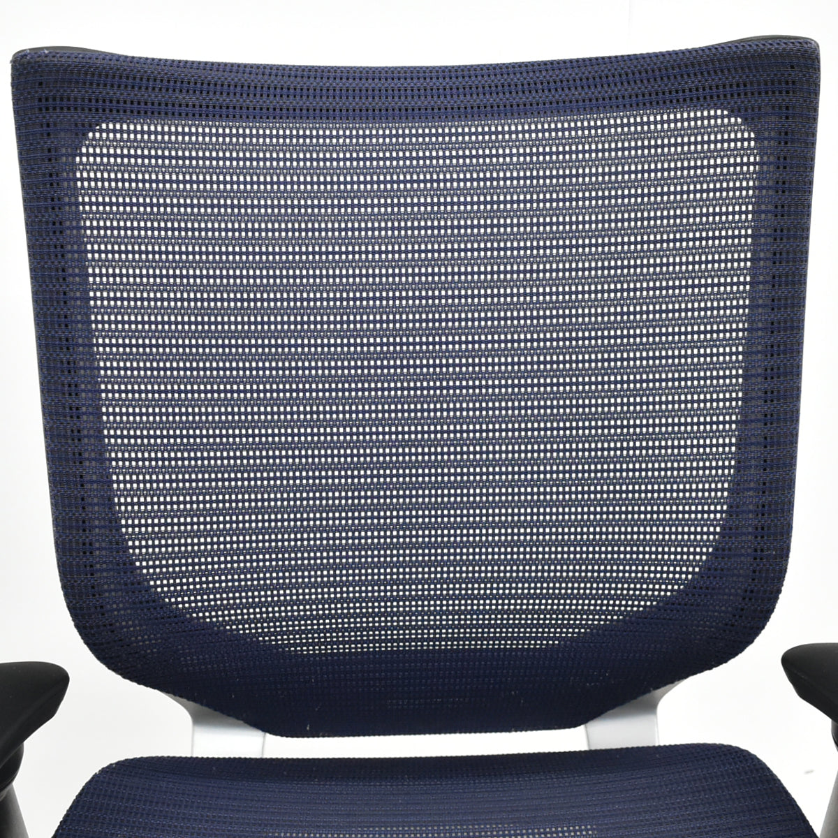【中古】オカムラ　バロン　ローバック　可動肘　シルバー脚　肘パッド新品　ダークブルー　2025092201【中古オフィス家具】
