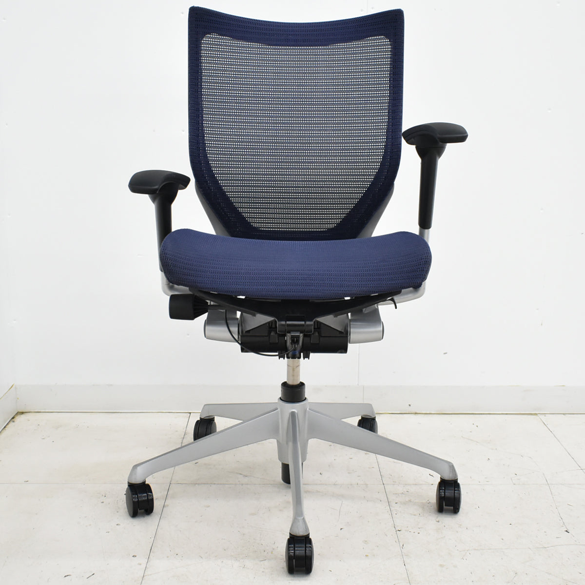 【中古】オカムラ　バロン　ローバック　可動肘　シルバー脚　肘パッド新品　ダークブルー　2025092201【中古オフィス家具】
