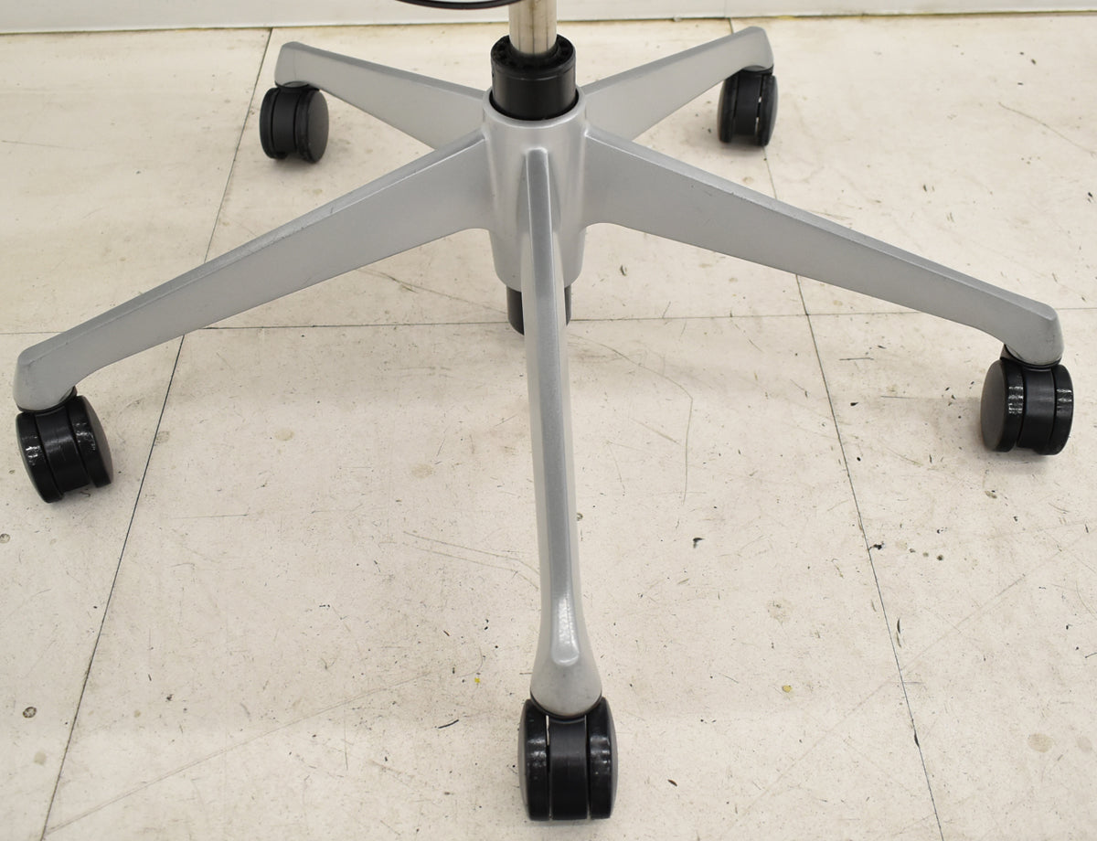【中古】オカムラ　バロン　ローバック　可動肘　シルバー脚　肘パッド新品　ダークブルー　2025092201【中古オフィス家具】