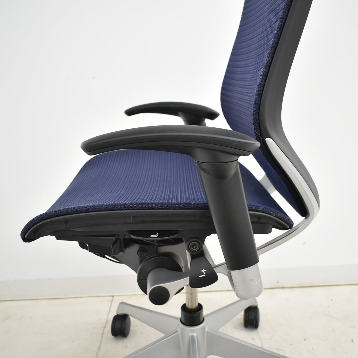 【中古】オカムラ　バロン　ローバック　可動肘　シルバー脚　肘パッド新品　ダークブルー　2025092201【中古オフィス家具】