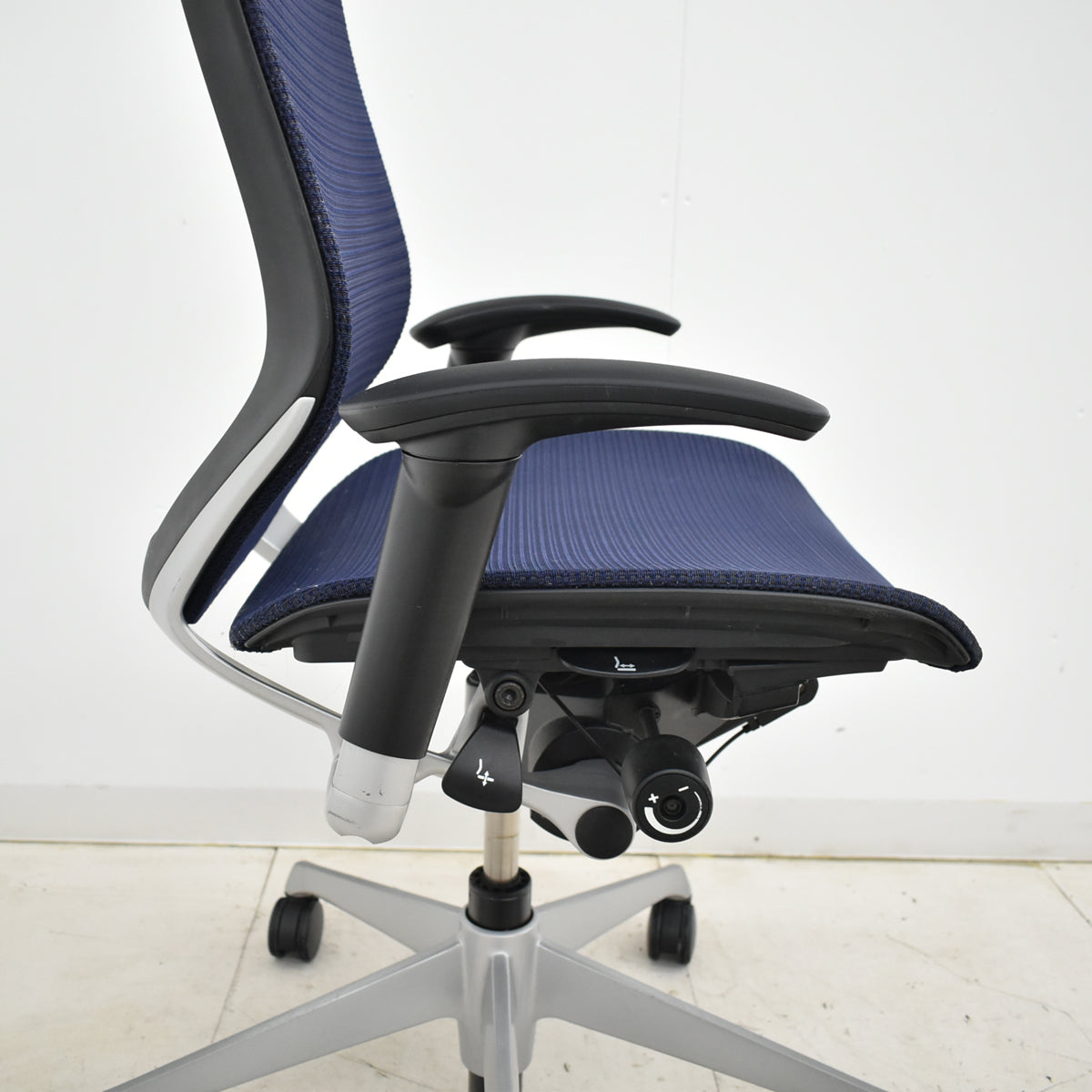 【中古】オカムラ　バロン　ローバック　可動肘　シルバー脚　肘パッド新品　ダークブルー　2025092201【中古オフィス家具】