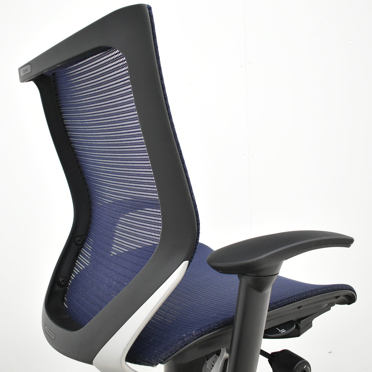 【中古】オカムラ　バロン　ローバック　可動肘　シルバー脚　肘パッド新品　ダークブルー　2025092201【中古オフィス家具】