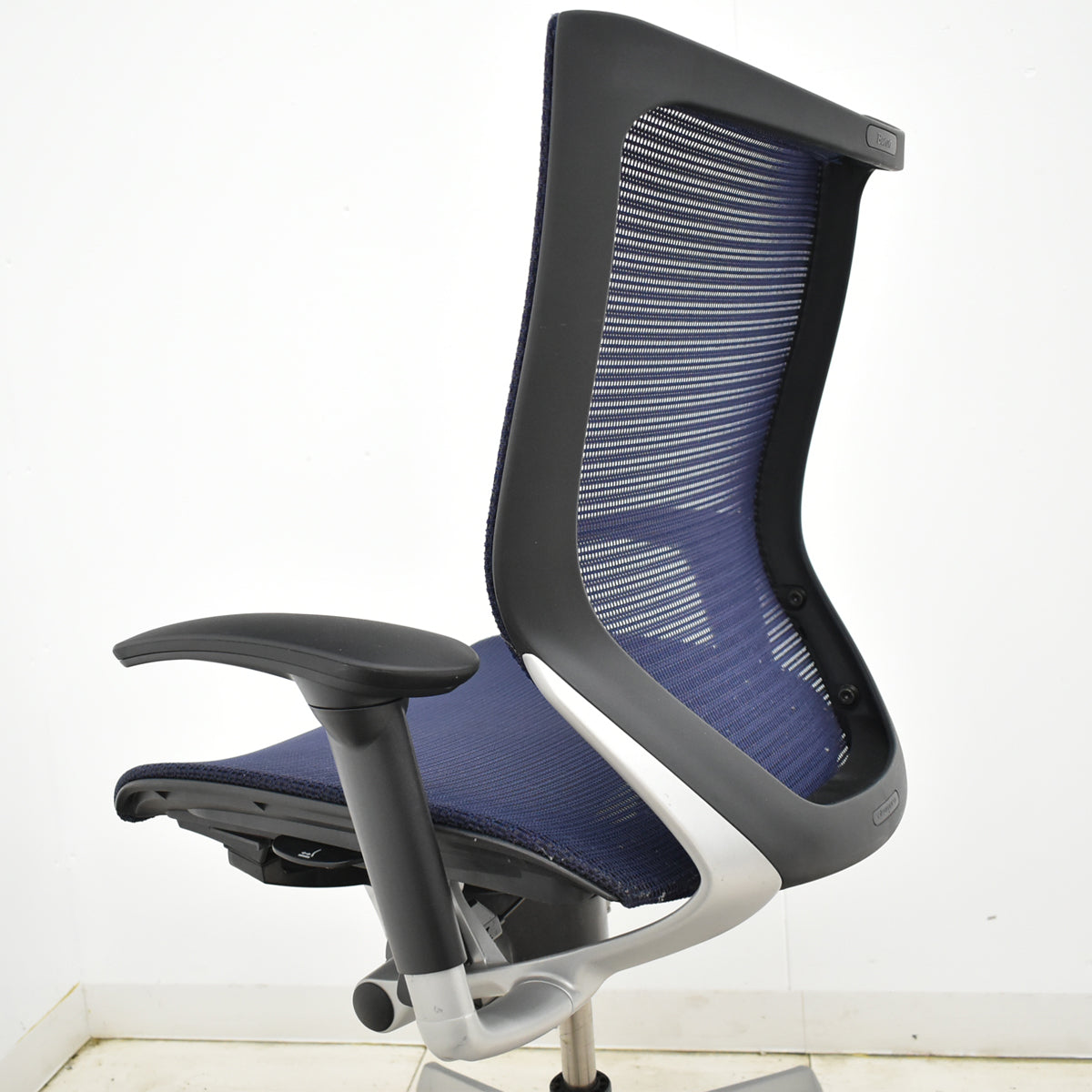 【中古】オカムラ　バロン　ローバック　可動肘　シルバー脚　肘パッド新品　ダークブルー　2025092201【中古オフィス家具】