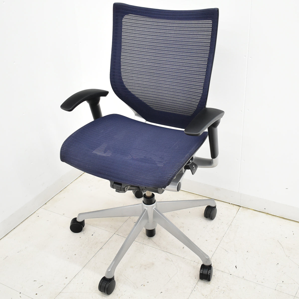 【中古】オカムラ　バロン　ローバック　可動肘　シルバー脚　肘パッド新品　ダークブルー　2025092202【中古オフィス家具】