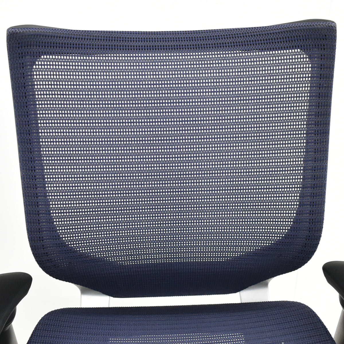【中古】オカムラ　バロン　ローバック　可動肘　シルバー脚　肘パッド新品　ダークブルー　2025092202【中古オフィス家具】