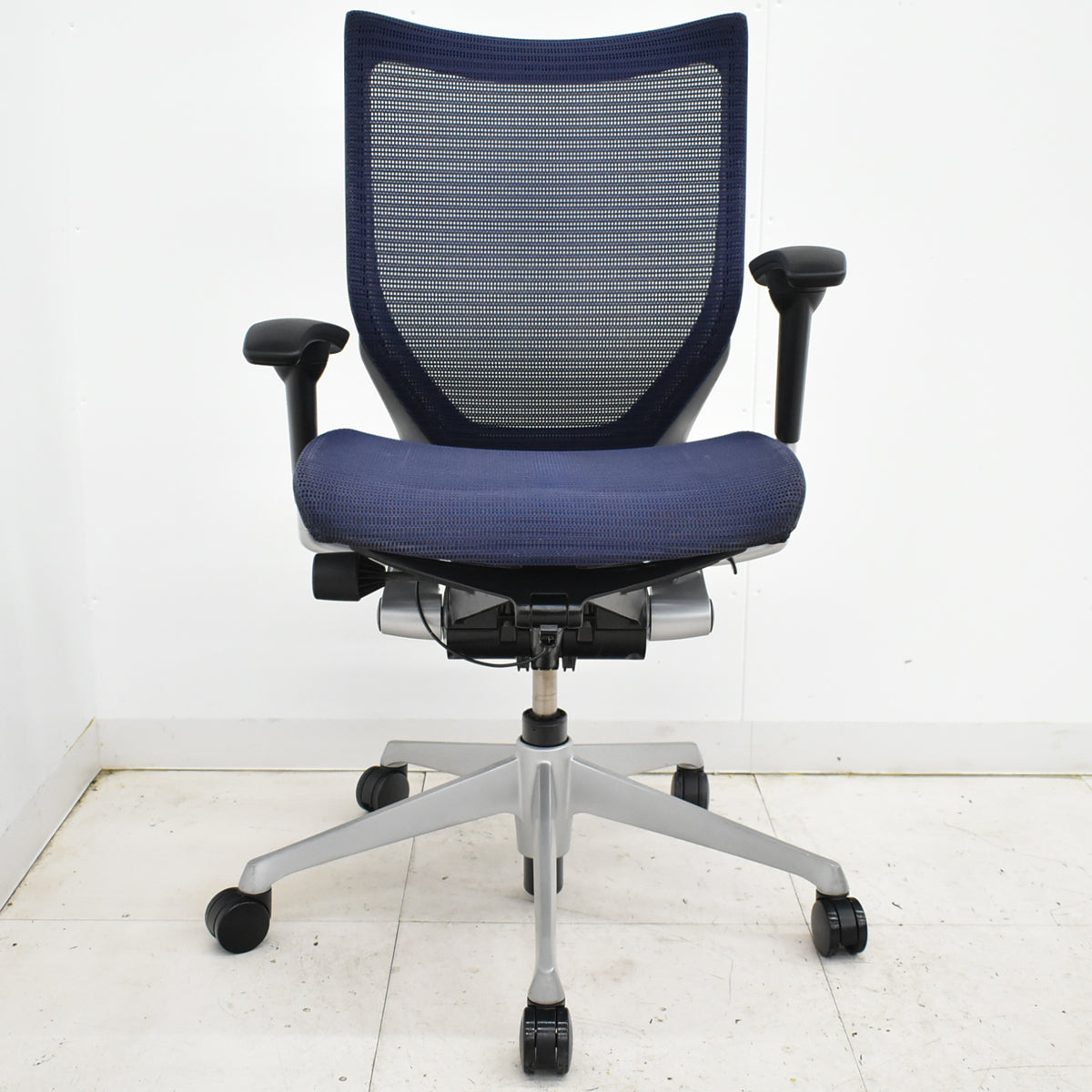 【中古】オカムラ　バロン　ローバック　可動肘　シルバー脚　肘パッド新品　ダークブルー　2025092202【中古オフィス家具】