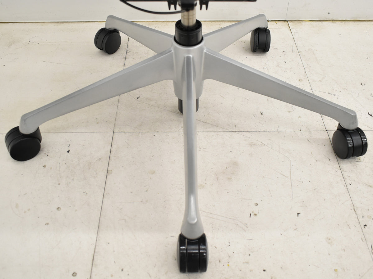 【中古】オカムラ　バロン　ローバック　可動肘　シルバー脚　肘パッド新品　ダークブルー　2025092202【中古オフィス家具】