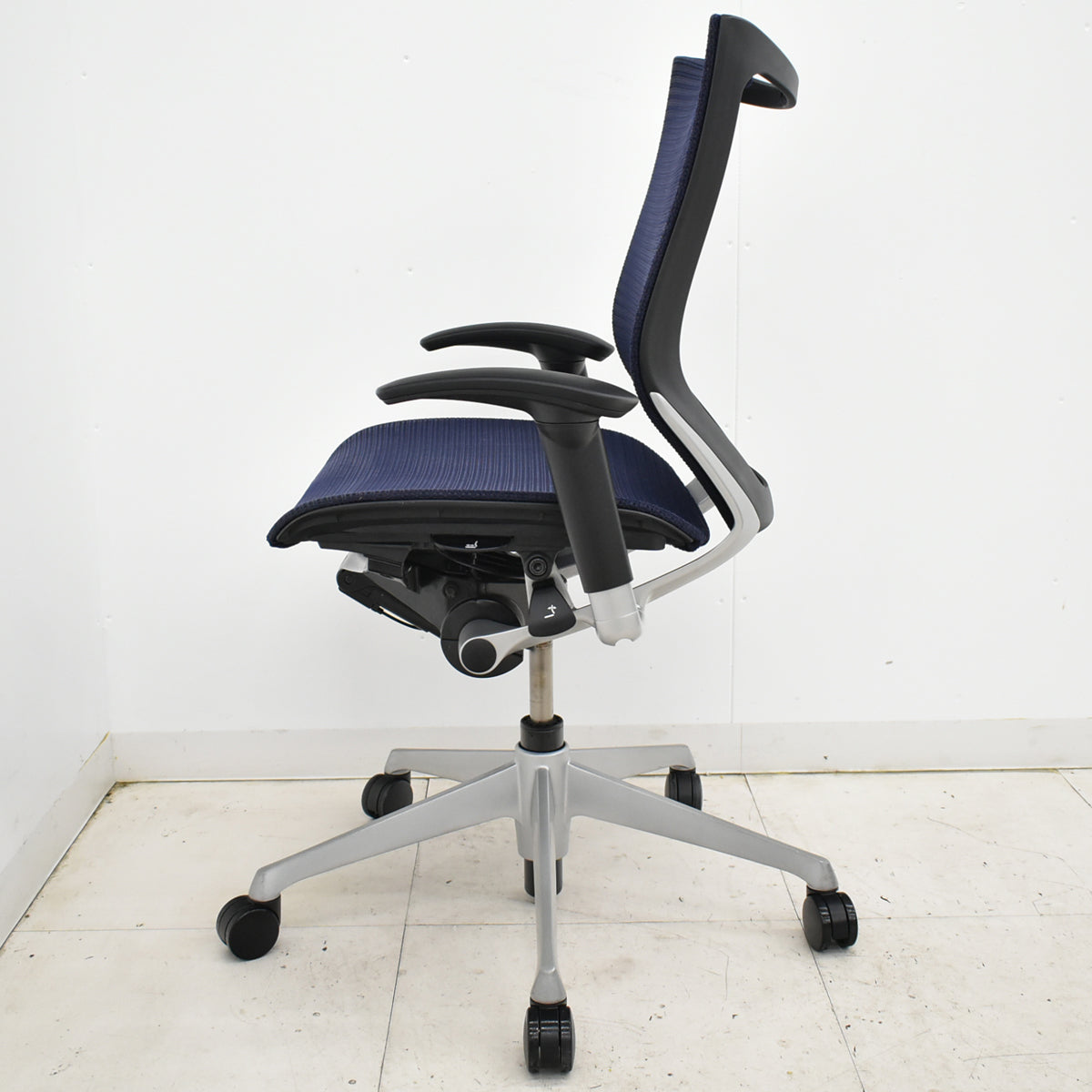 【中古】オカムラ　バロン　ローバック　可動肘　シルバー脚　肘パッド新品　ダークブルー　2025092202【中古オフィス家具】