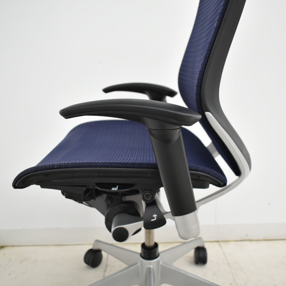 【中古】オカムラ　バロン　ローバック　可動肘　シルバー脚　肘パッド新品　ダークブルー　2025092202【中古オフィス家具】