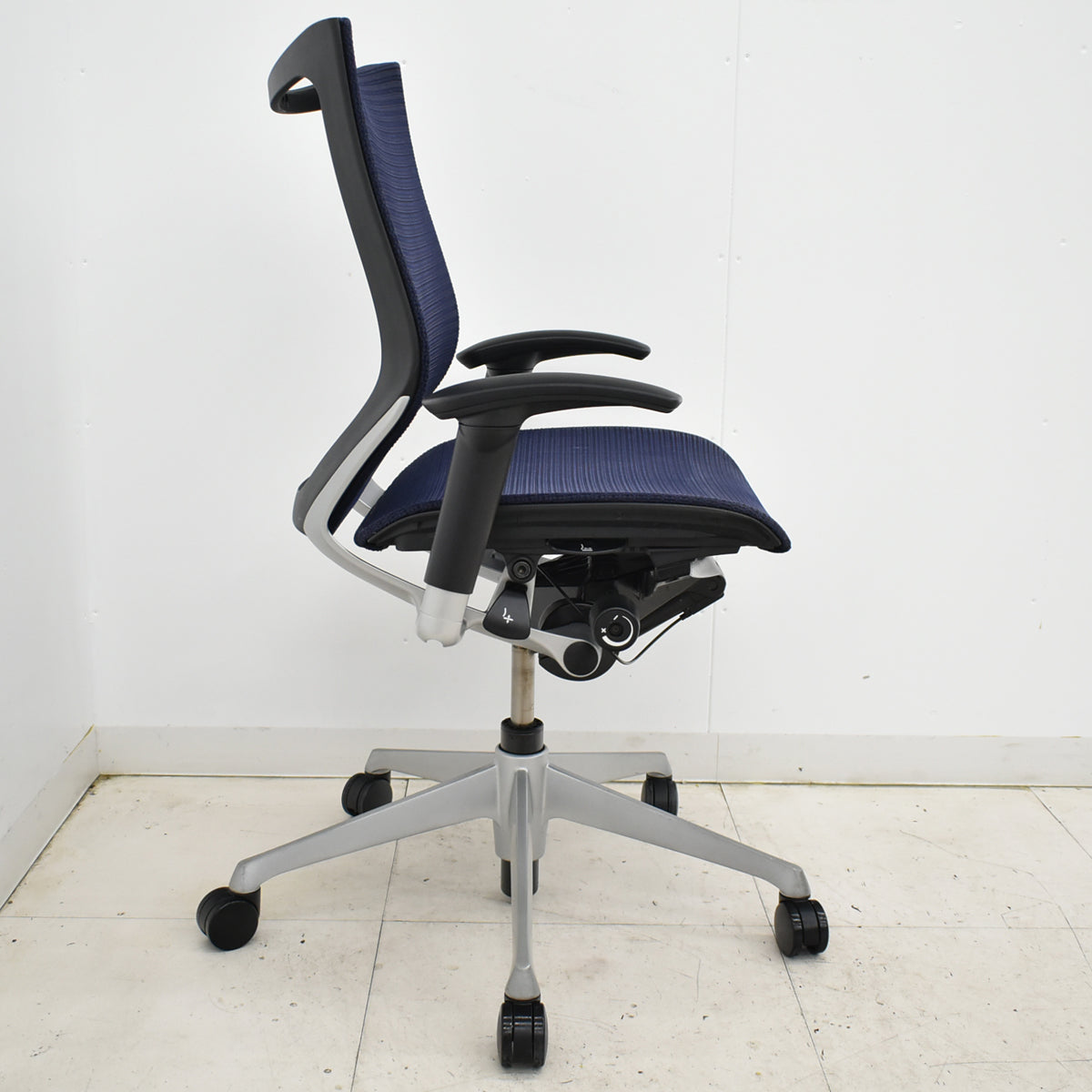 【中古】オカムラ　バロン　ローバック　可動肘　シルバー脚　肘パッド新品　ダークブルー　2025092202【中古オフィス家具】