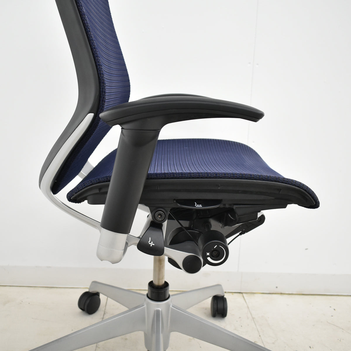 【中古】オカムラ　バロン　ローバック　可動肘　シルバー脚　肘パッド新品　ダークブルー　2025092202【中古オフィス家具】