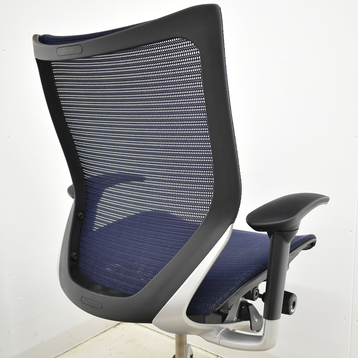 【中古】オカムラ　バロン　ローバック　可動肘　シルバー脚　肘パッド新品　ダークブルー　2025092202【中古オフィス家具】