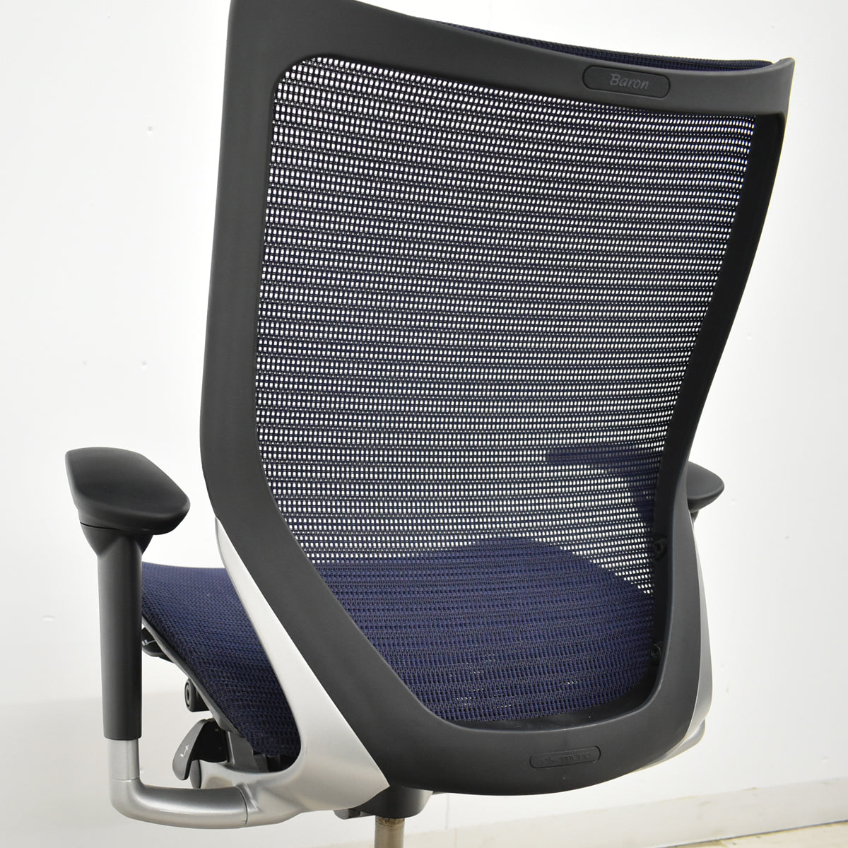 【中古】オカムラ　バロン　ローバック　可動肘　シルバー脚　肘パッド新品　ダークブルー　2025092202【中古オフィス家具】