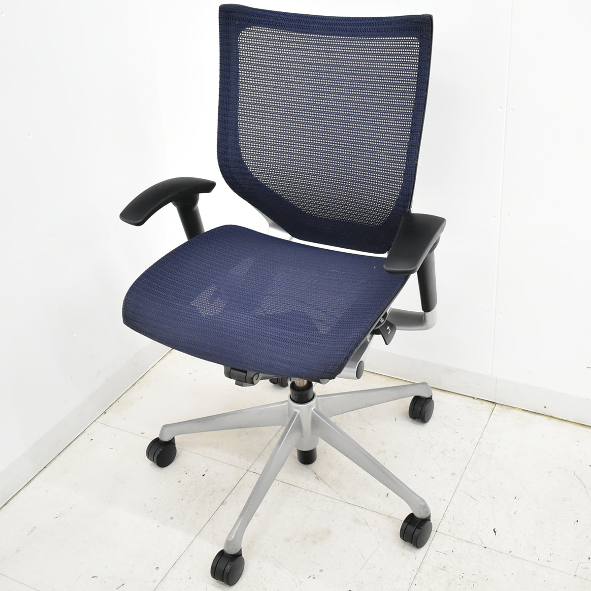 【中古】オカムラ　バロン　ローバック　可動肘　シルバー脚　肘パッド新品　ダークブルー　2025092203【中古オフィス家具】