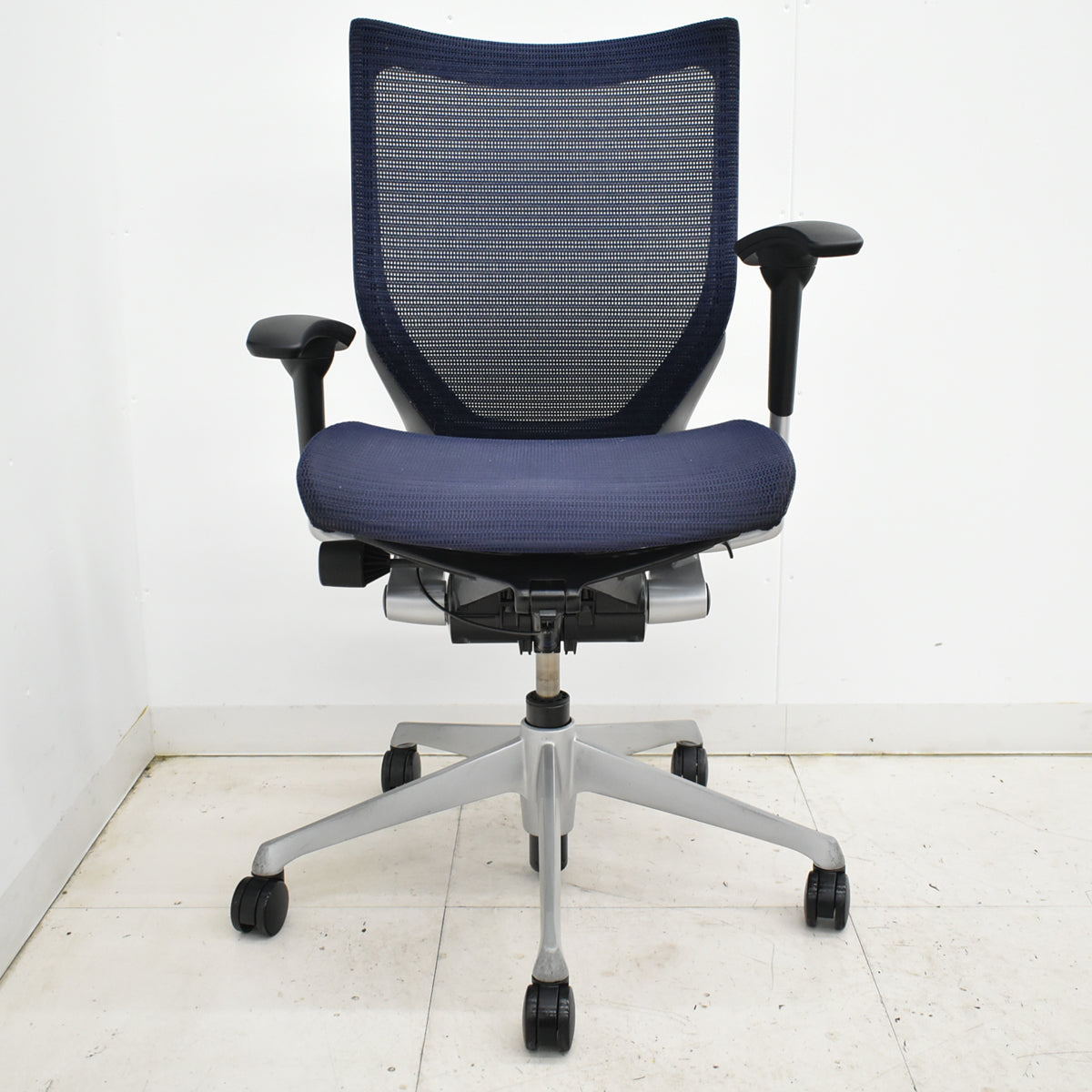 【中古】オカムラ　バロン　ローバック　可動肘　シルバー脚　肘パッド新品　ダークブルー　2025092203【中古オフィス家具】