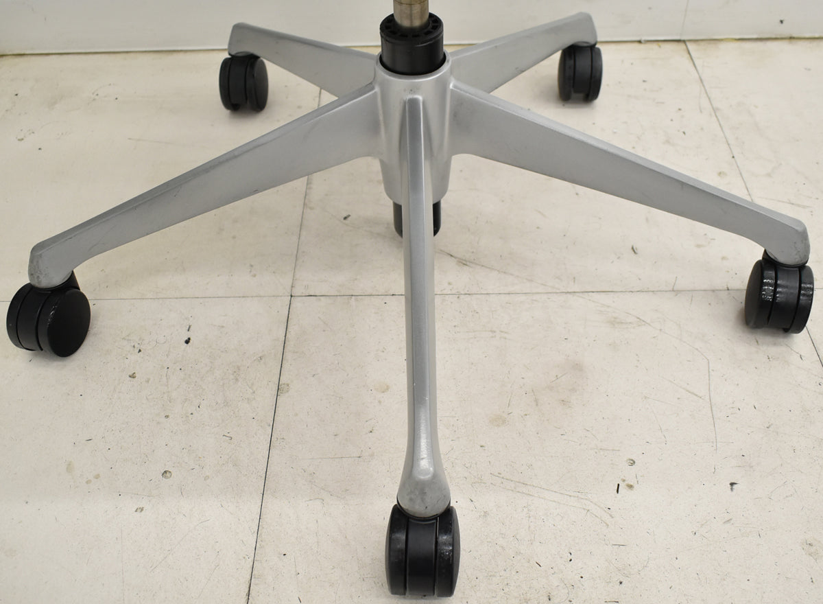 【中古】オカムラ　バロン　ローバック　可動肘　シルバー脚　肘パッド新品　ダークブルー　2025092203【中古オフィス家具】