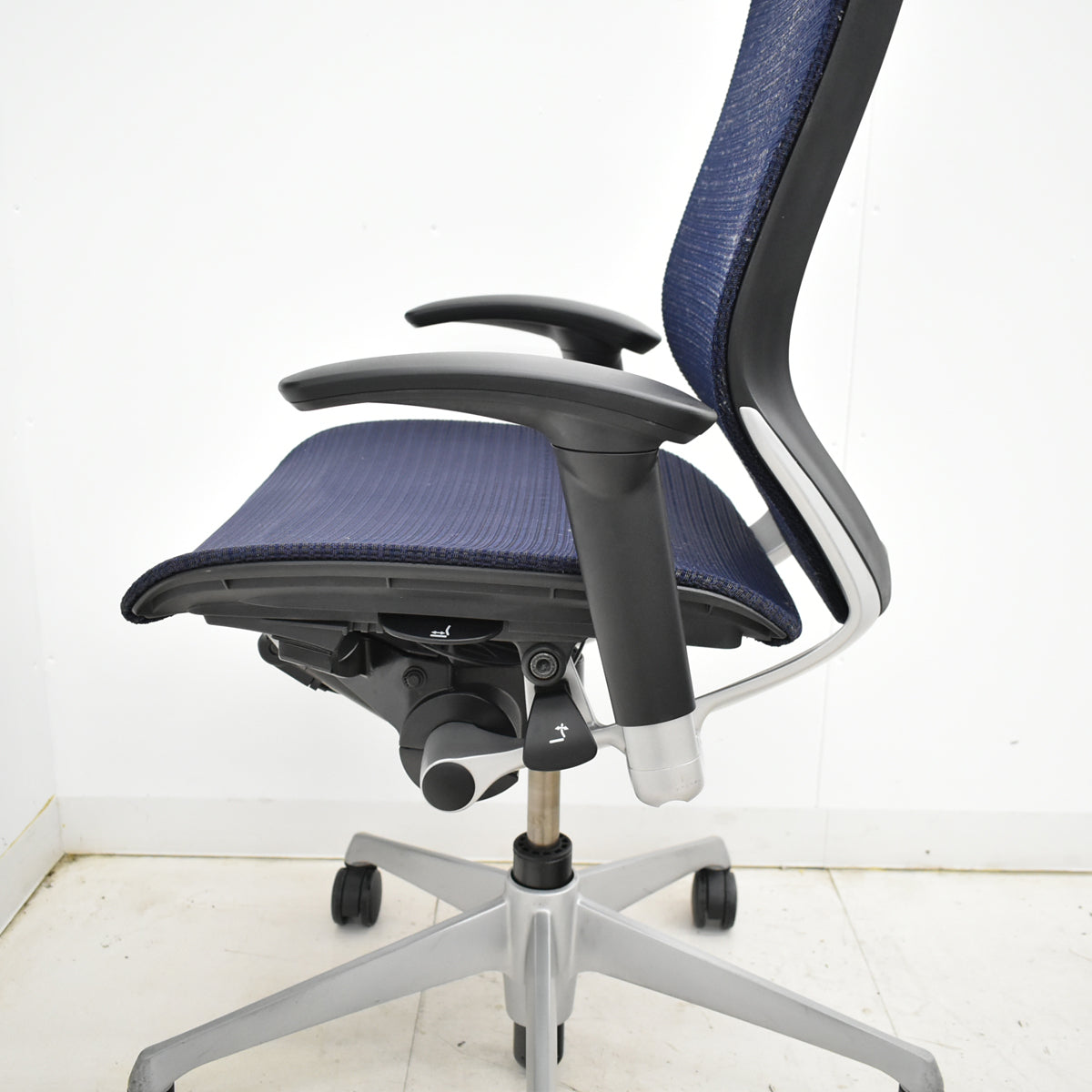 【中古】オカムラ　バロン　ローバック　可動肘　シルバー脚　肘パッド新品　ダークブルー　2025092203【中古オフィス家具】