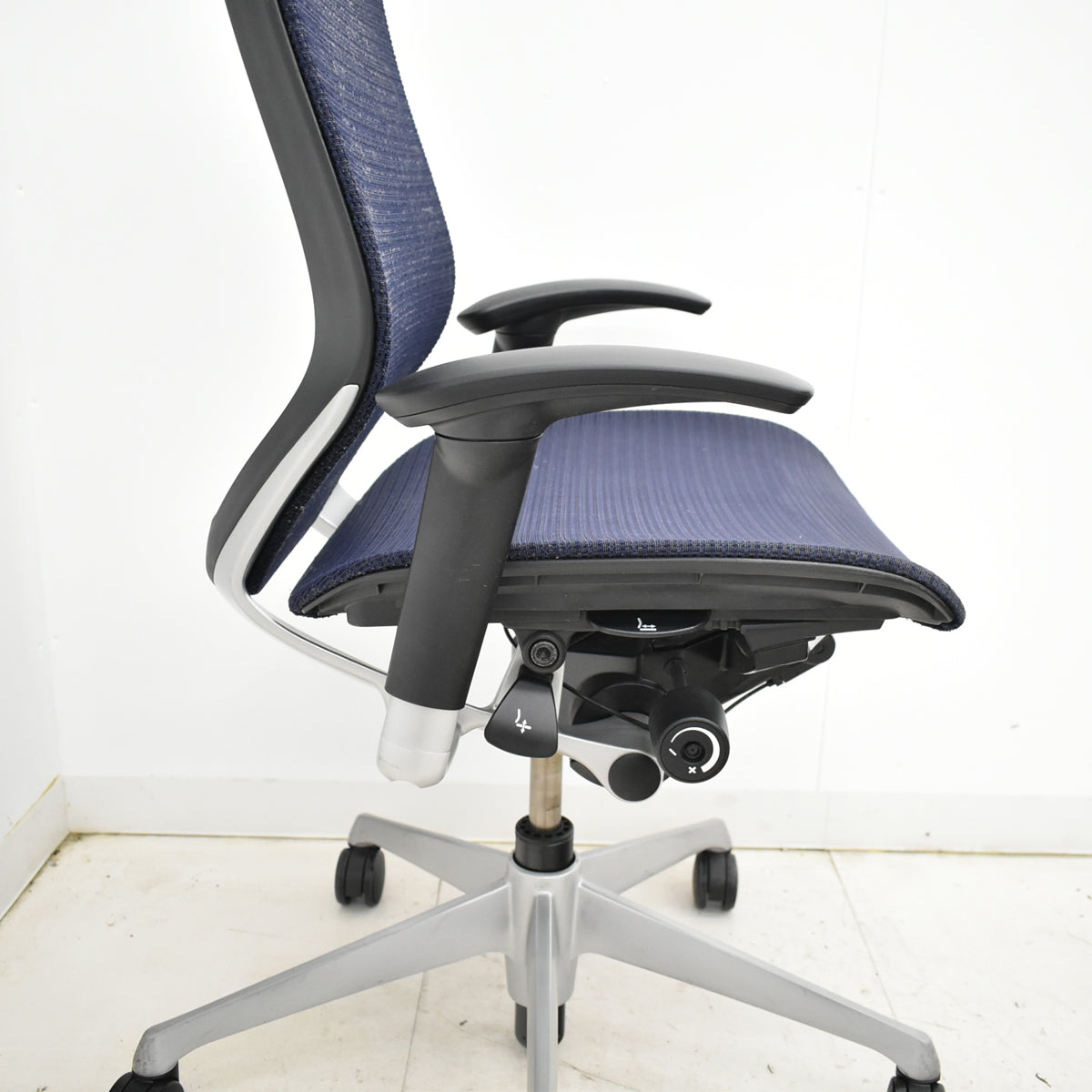 【中古】オカムラ　バロン　ローバック　可動肘　シルバー脚　肘パッド新品　ダークブルー　2025092203【中古オフィス家具】