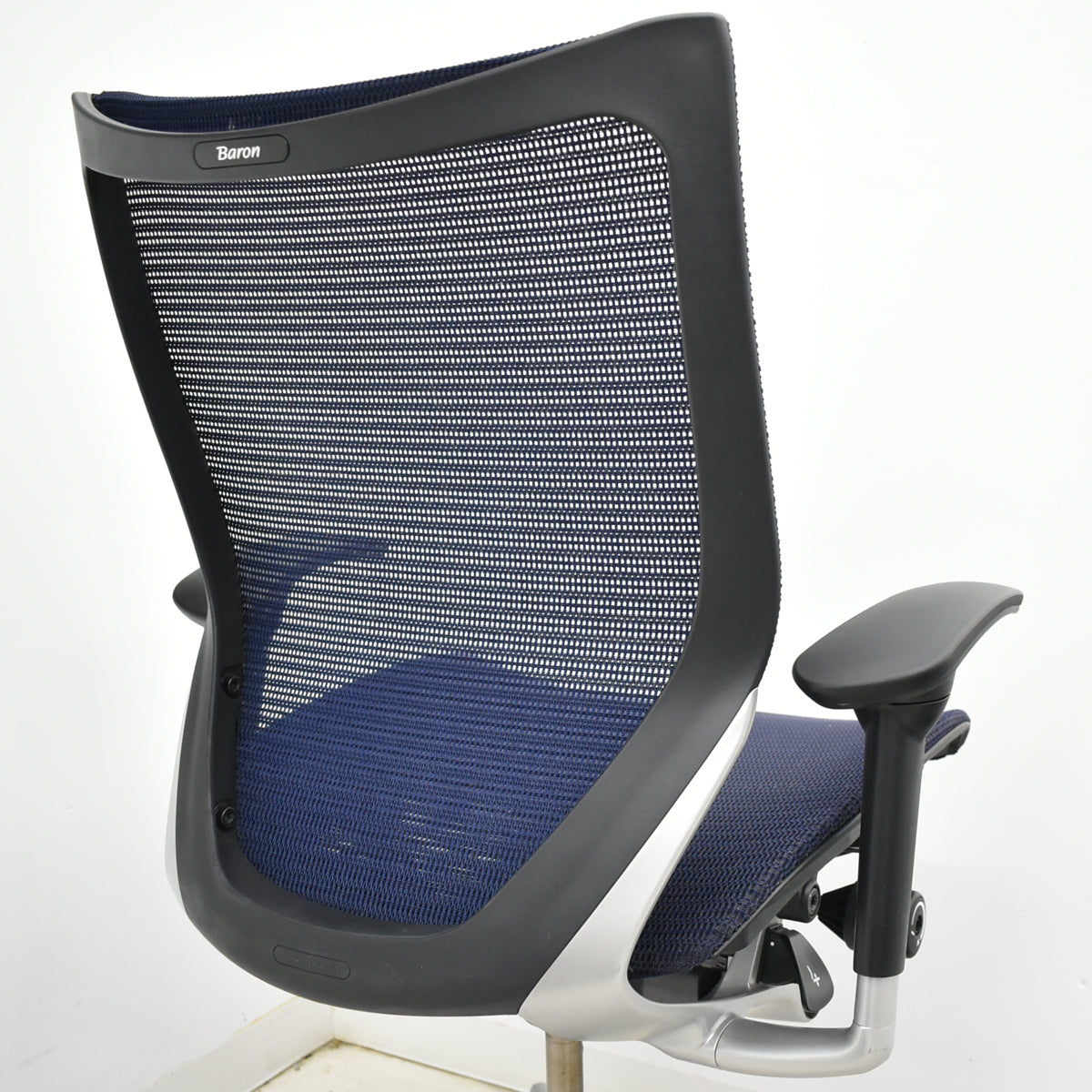 【中古】オカムラ　バロン　ローバック　可動肘　シルバー脚　肘パッド新品　ダークブルー　2025092203【中古オフィス家具】