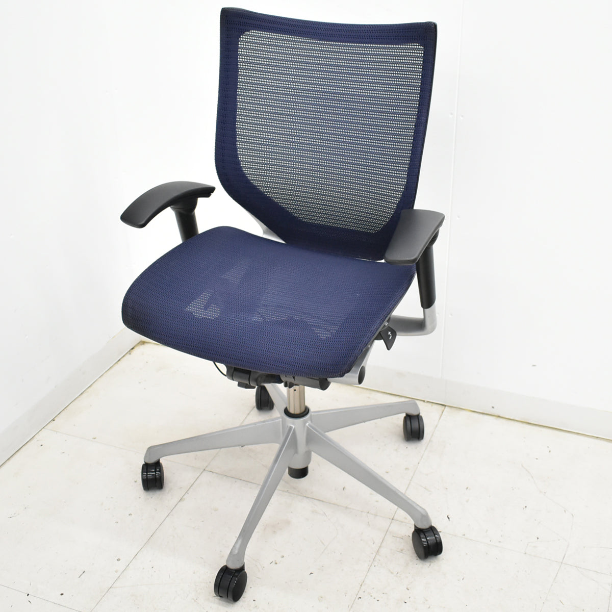 【中古】オカムラ　バロン　ローバック　可動肘　シルバー脚　ダークブルー　2025092204【中古オフィス家具】