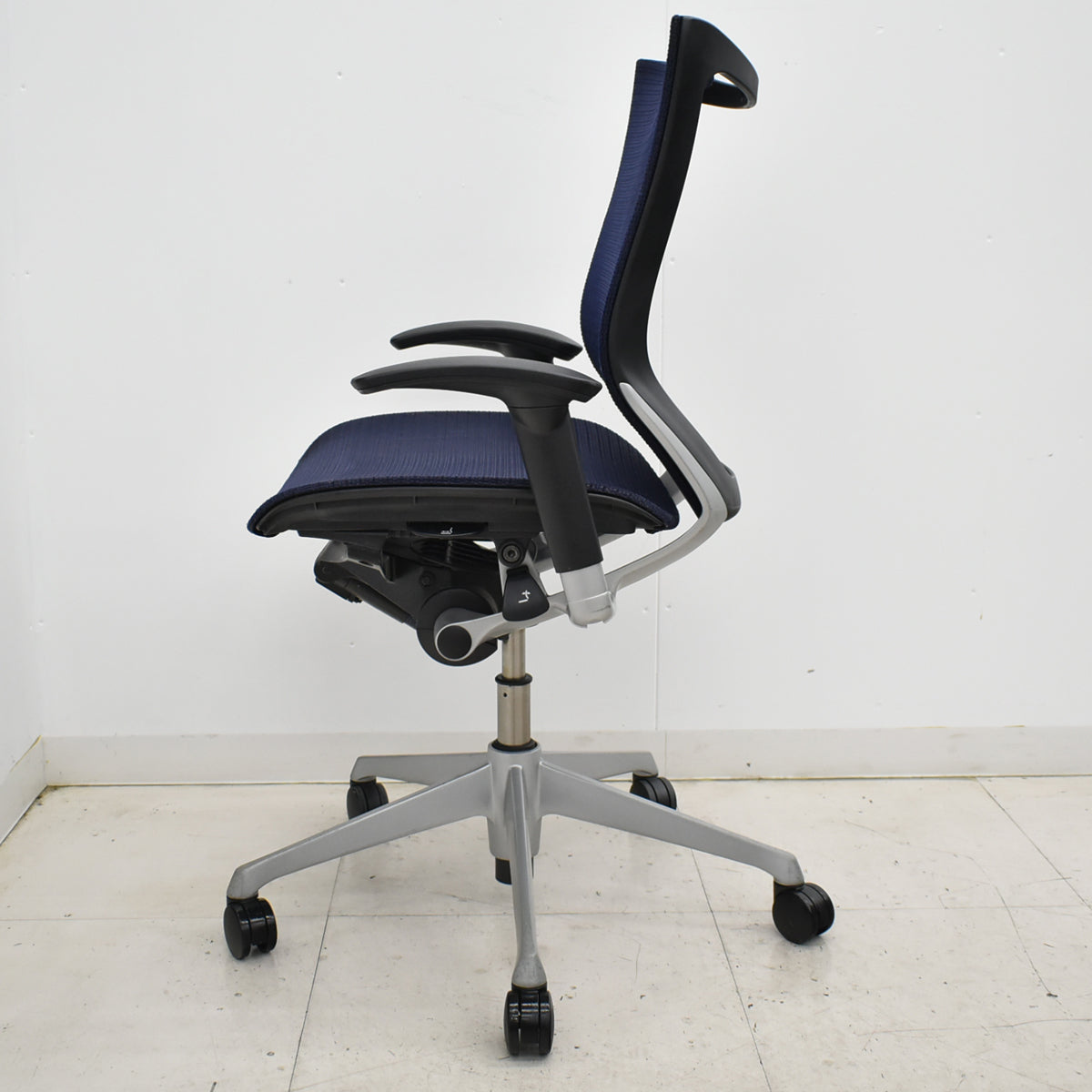 【中古】オカムラ　バロン　ローバック　可動肘　シルバー脚　ダークブルー　2025092204【中古オフィス家具】
